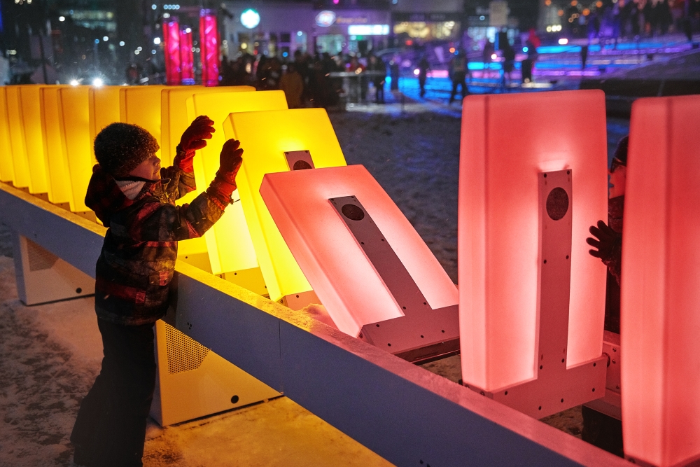 Luminothérapie, effet domino, par Ingrid Ingrid, une production du Partenariat du Quartier des spectacles. Photo : Nicolas Gouin - l'Hibou